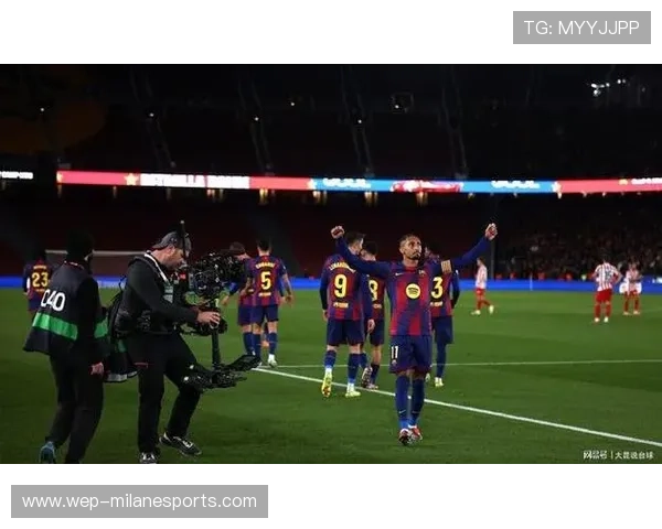 巴萨前场逼抢成功，拉菲尼亚反击中再下一城